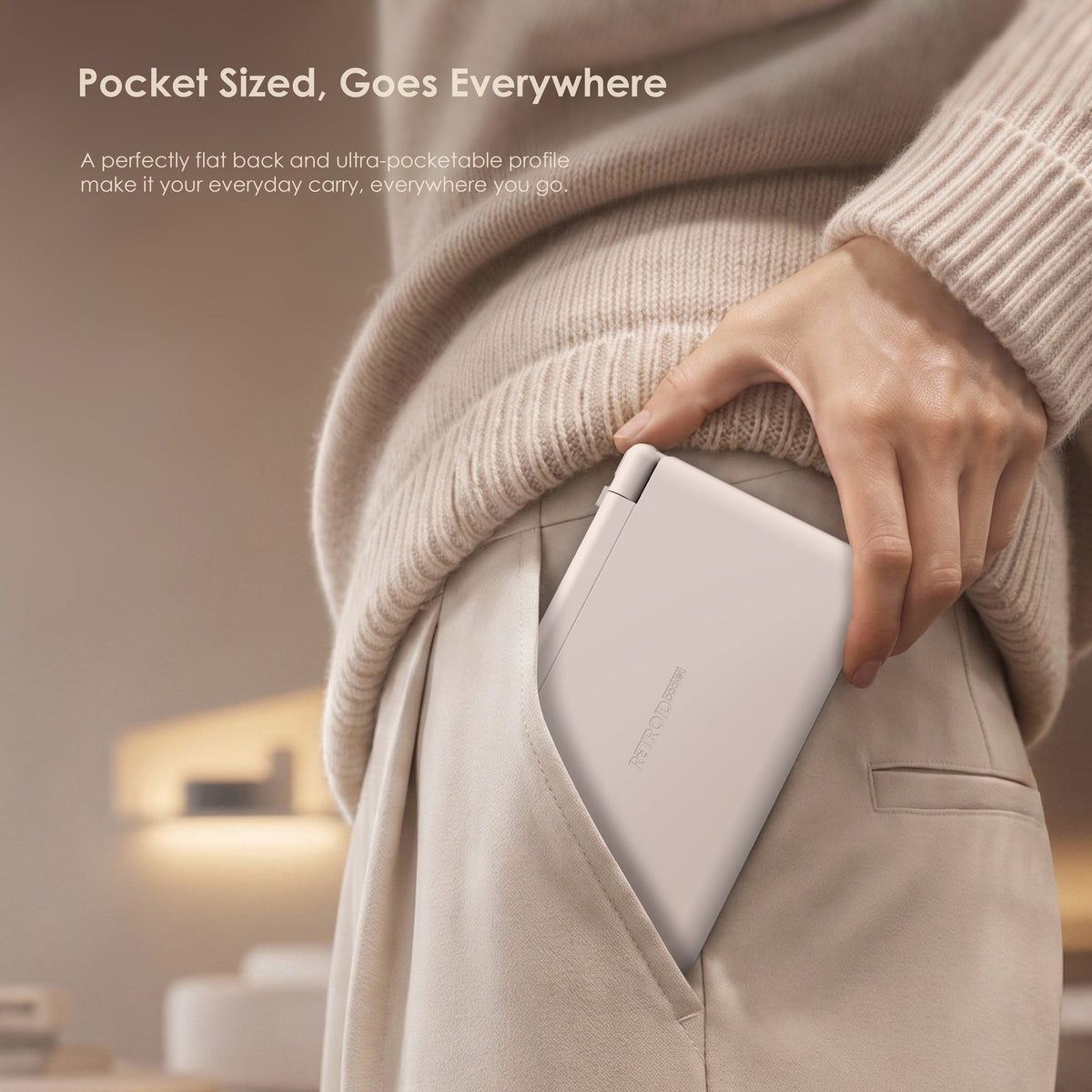 Katlanmış Retroid Pocket Duo Lite taşınabilir el konsolunun pantolon cebine yerleştirilmesi.